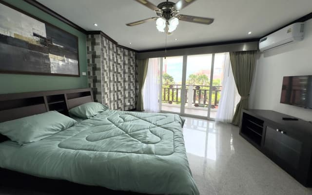 Spacious 2BR Condo - 3 Balconies & Green Views - photo 5