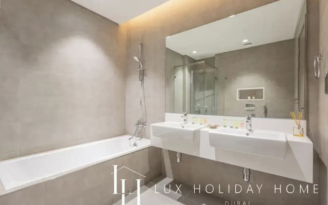 LUX | 2BR Lagoon View – District One, 10–15 min Burj Khalifa - photo 4