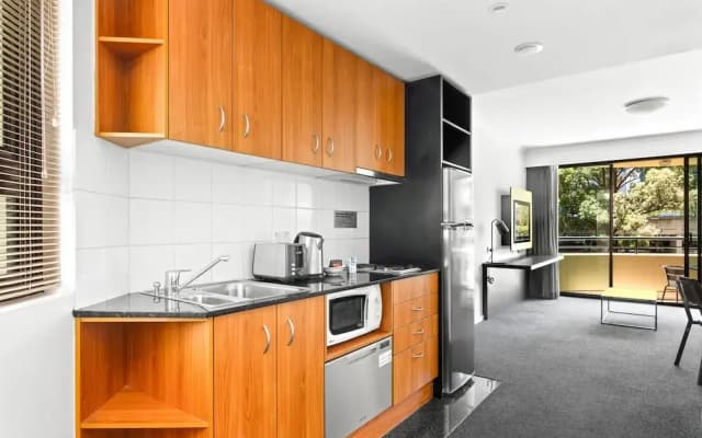 Sleek 1-bed by Jubilee Park With Pool - photo 3