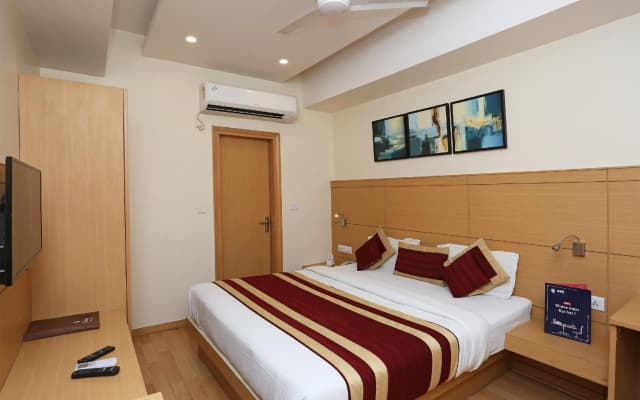 OYO Townhouse 5244 Galaxy Rooms - photo 3