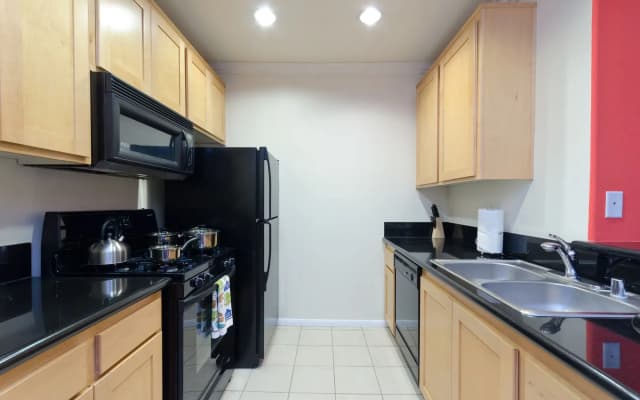 Deluxe Wilshire Apartments - photo 2