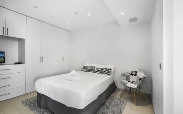 ELAINE, 2BDR St.Kilda Apartment - photo 3