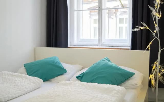 Central 2BR Apt. - Lovely for Long Stays - photo 2