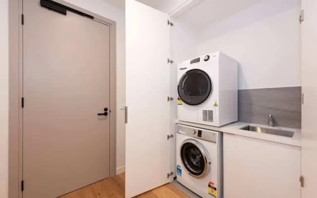 Modern 3 Bedroom Getaway Next to Chadstone - photo 3