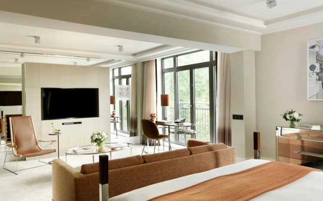 The Athenaeum Hotel & Residences - photo 4
