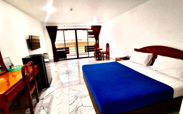 Highfive Hotel - photo 3