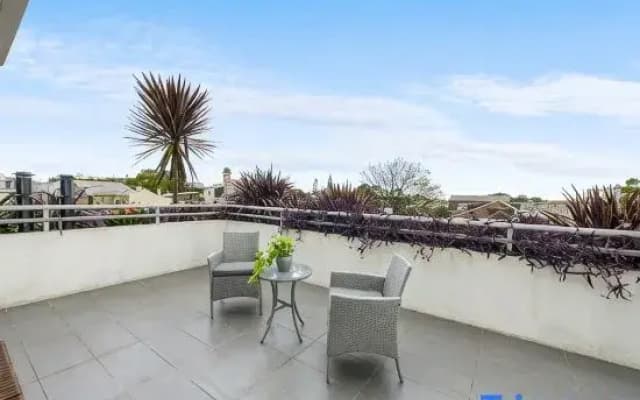 Rooftop 2 Bed Apt With Terrace at Newtown - photo 5
