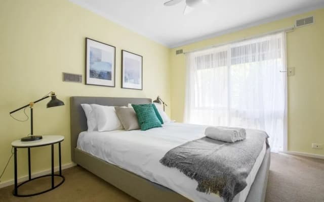 Spacious Comfortable Home in Wheelers Hill+pool - photo 4