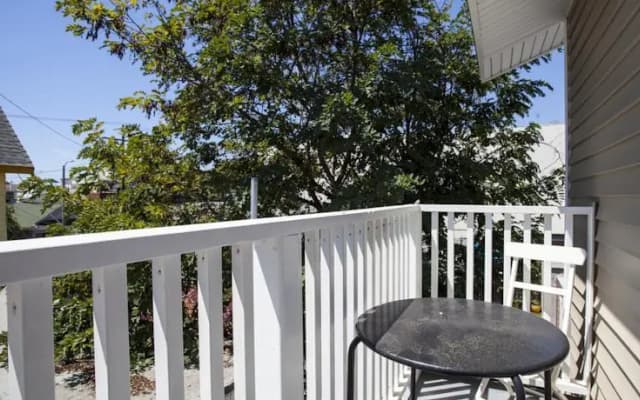 Globe Suites Off Main - photo 2