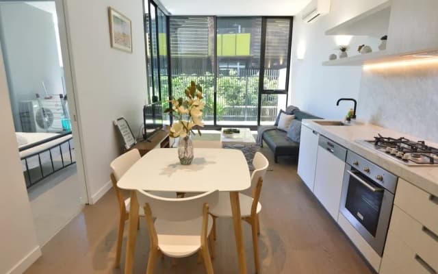 Spacious Cosy Bedroom Suite + Large Balcony - photo 4