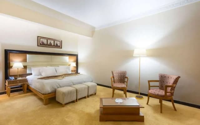 Chain Luxe Paradise Hotel - photo 3