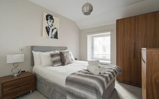 Modern 2BR Mews House - photo 5