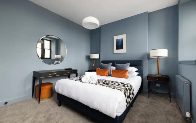 Stylish 2-bed flat in New Town - photo 3