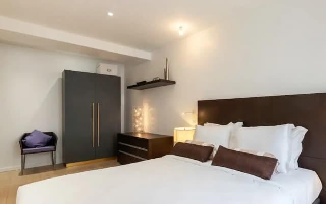Stunning 2 Bed Apartment, Sleeps 4 - photo 3