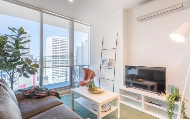 Stylish city views CBD 2 bed 2 bath - photo 2