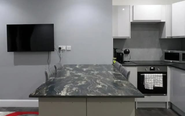 2bed Apt Sleeps 4-near Meadows Park, Parking, Wifi - photo 2