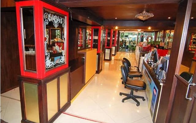 Lucky Palace Hotel - photo 2
