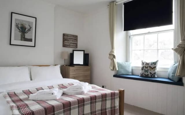 Central 2 Bedroom Flat In Edinburgh - photo 3