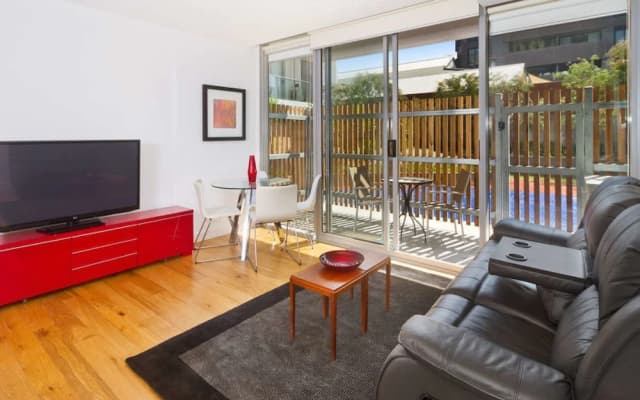 Port Melbourne Executive Living - photo 5