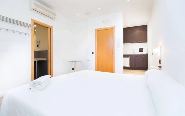 AinB Las Ramblas Colón Apartments - photo 5