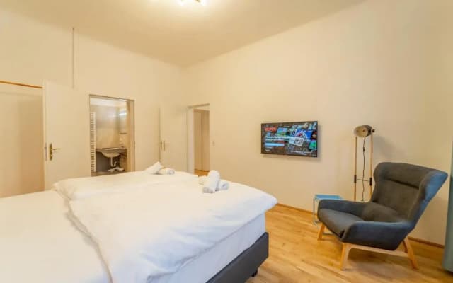 Generous Apartment next to the VIC/UNO - photo 2