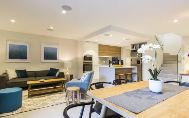 Executive 2 Storey Apartment with Pool - photo 2