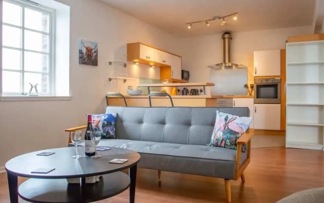 Spacious Flat In Converted Sugar Store - photo 3