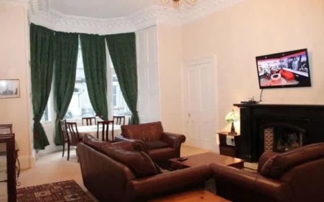 Victorian Edinburgh Apartment - photo 3
