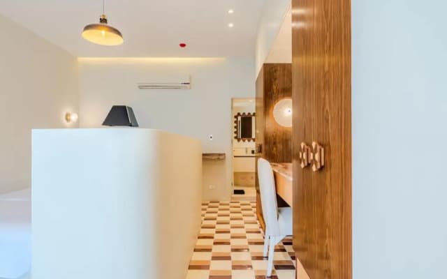 Longchamps Hotel - photo 2