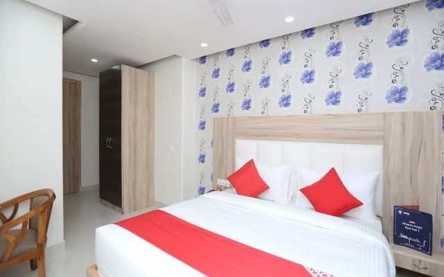 Capital O 18853 Hotel Mega - photo 4