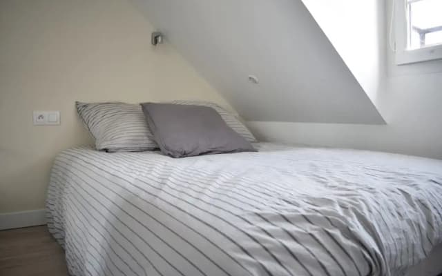 Cosy Renovated 1 Bedroom Apartment in 10th - photo 5
