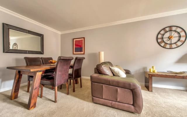 Gorgeous 2BR City Centre Apt with Parking - photo 4