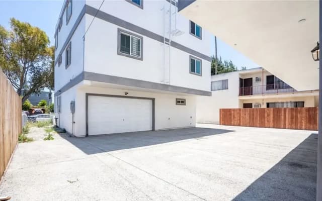 LA Modern Hostel - photo 2