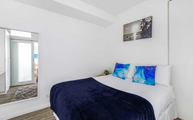 Beautiful 2BR APT With Balcony, Pool and Gym - photo 2