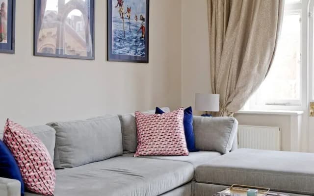 Luxurious 2-Bed Apt, 5 mins from Buckingham Palace - photo 2