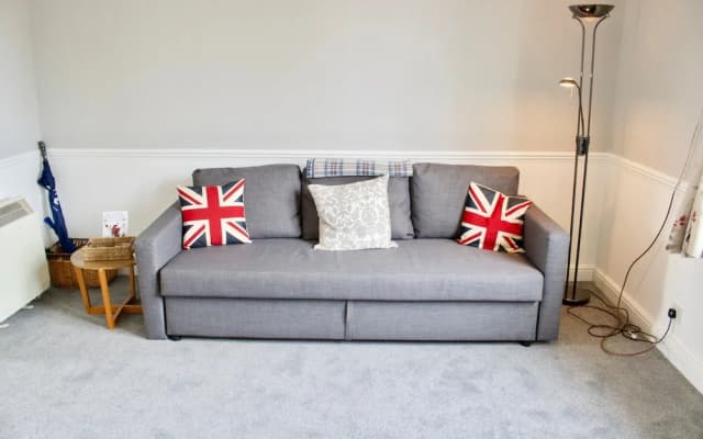 2 Bedroom Edinburgh Apartment - photo 4