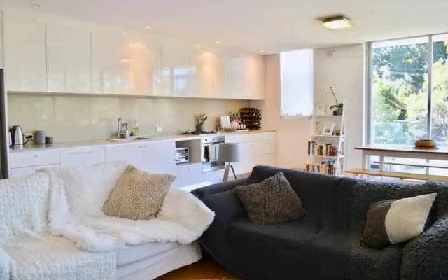 Bright and Open 2 Bedroom Bondi Flat - photo 3