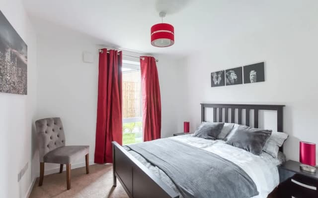 Modern 2 Bed Apartment in Central City - photo 3