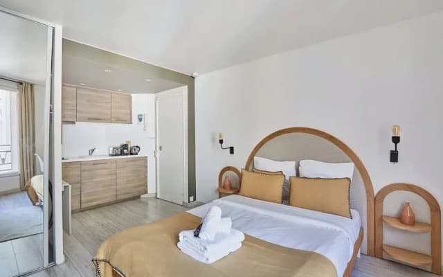 22 m2 Studio Located on the 6th Floor With Elevator: - 1 Bedroom With 140 cm Double bed - Television, Wifi - Equipped Kitchen - 1 Bathroom With Shower and 1 Toilet The Cleaning fee Includes - photo 4