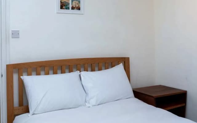 Spacious 1BD Flat w/ Garden - Hammersmith! - photo 4