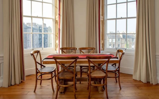 Stunning 4 Bedroom Central Edinburgh - photo 5