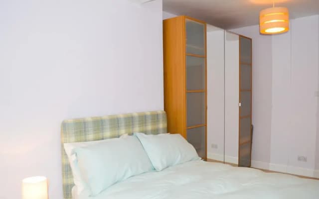 Bright 1 Bedroom Meadows Home - photo 3