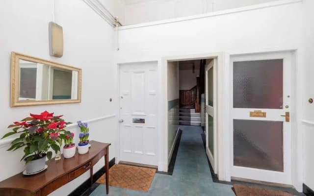 Spacious 2-Bedroom Ground Floor Flat - photo 3