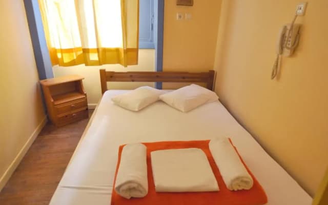 The Student and Travellers Inn Hotel - photo 3