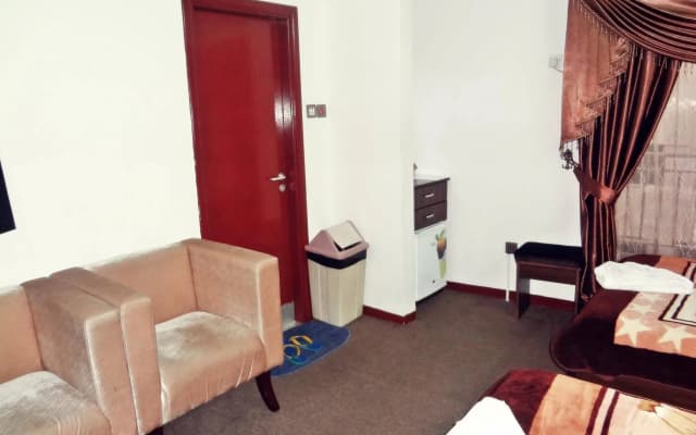 OYO 152 Lapaz Hotel - photo 3
