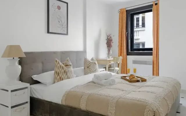 Stylish 2BR for 6 by Champs-Elysees - photo 2