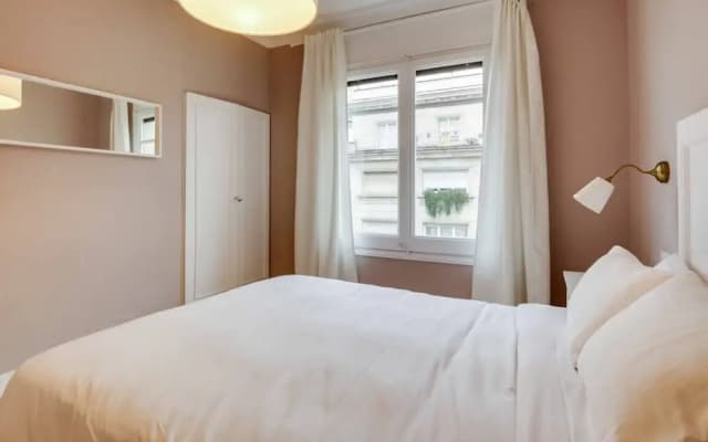 Cosy 3 Bed 2 Bath in Vibrant Eixample, Near Metro - photo 2