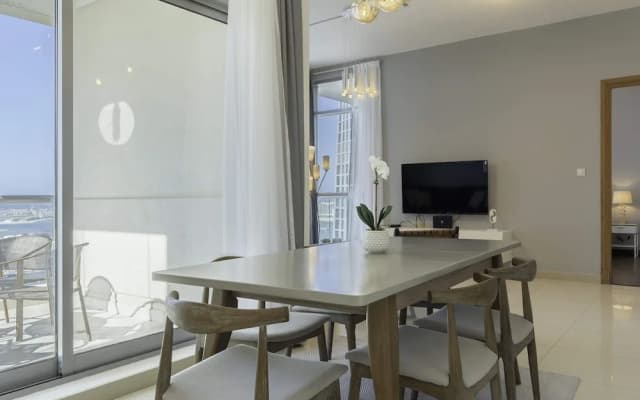 Sleek & Serene Apartment w/ Stunning Marina Views - photo 3