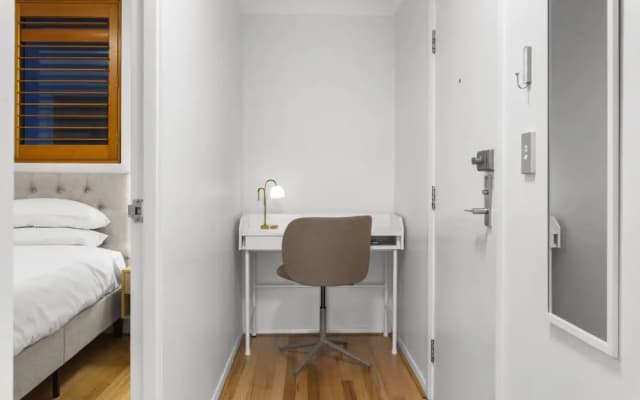 Bright 1-bed Apartment in Central Redfern - photo 2