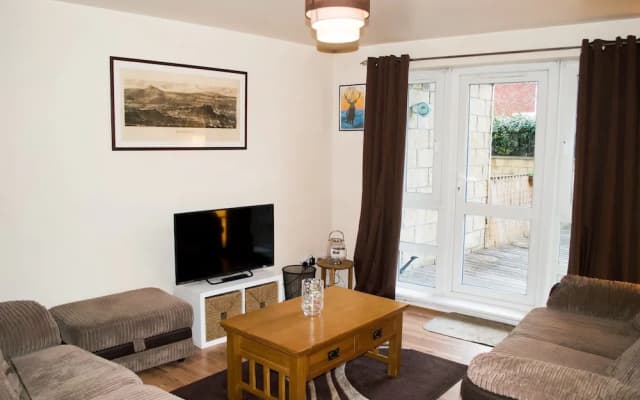 Bright 2 Bedroom Flat With Patio - photo 2